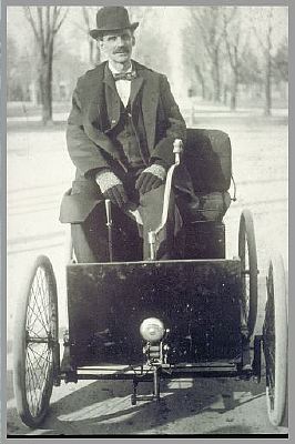 Henry Ford ja h�nen ensimm�inen autonsa Quadricycle vuonna 1896.