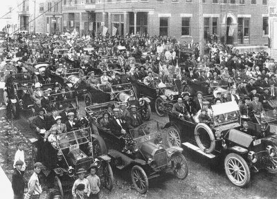 Liikenneruuhkaa vuoden 1912 tyyliin. Ensimm�inen Fordin T-malli n�ki p�iv�nvalon 1.10.1908. Mallia valmistettiin vuosina 1908�27 yli 15 miljoonaa kappaletta. Ainoastaan kupla-Volkkaria on tehty enemm�n.